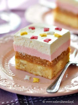 Biszkopt z jabłkami jogurtem i bitą śmietaną