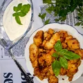 Szybkie paprykowo-ziołowe kawałki kurczaka z sosem czosnkowym