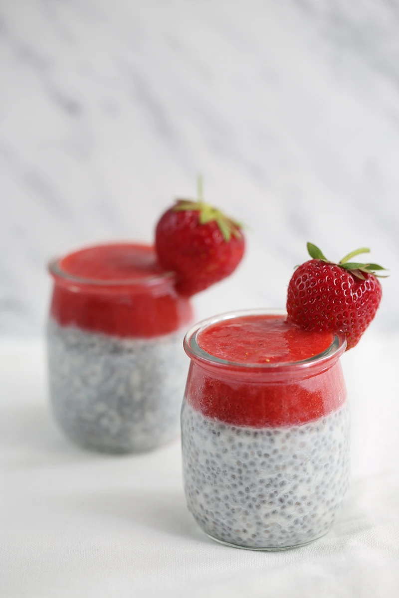 Kokosowy pudding chia z truskawkami