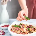 Rabarbarowe crumble bezglutenowe z migdałowo – owsianą kruszonką