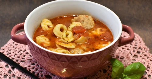Zupa kulkami mięsnymi