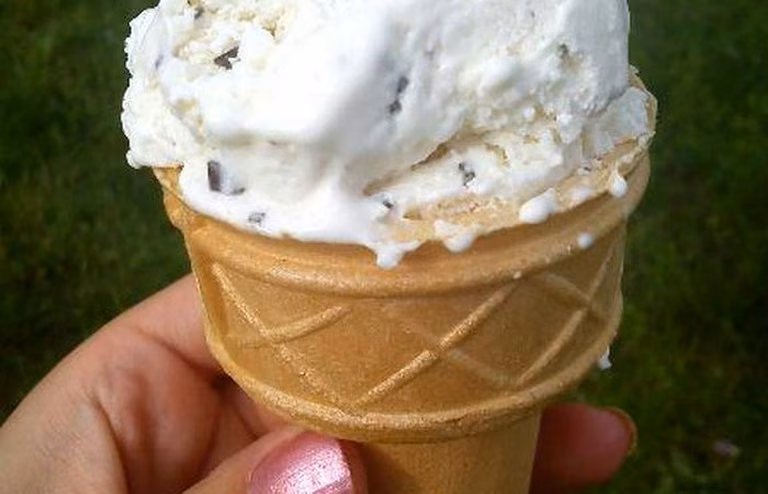 Lody jogurtowe straciatella