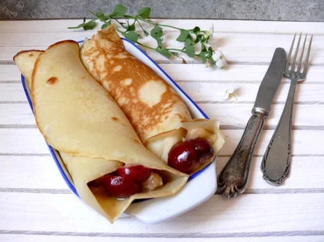 Naleśniki z czereśniami i bananem