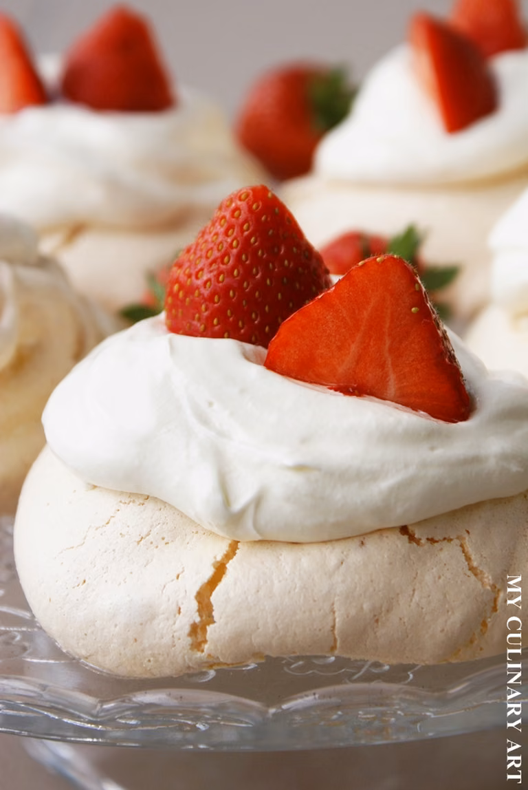 Bezy z bitą śmietaną i owocami (gluten-free)