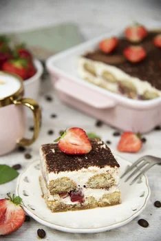 Ciasto tiramisu z truskawkami