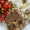 Duszona karkówka z pieczarkami