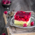 Ciasto anyżkowe z galaretką i malinami