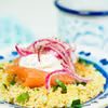 Sałatka z kaszą bulgur i łososiem