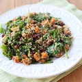 Sałatka z batatami, kaszą quinoa i szpinakiem