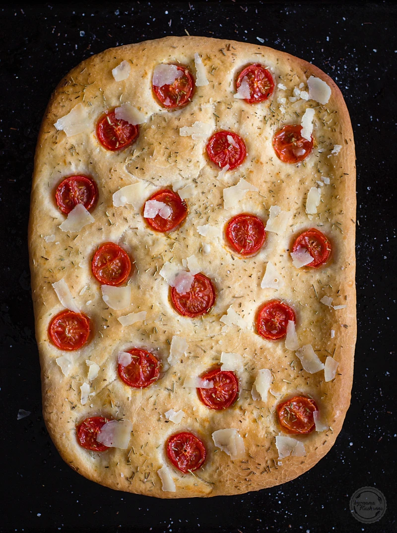 Focaccia z pomidorkami i parmezanem