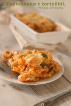 Zapiekanka z makaronem tortellini.