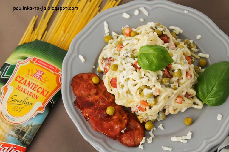 Spaghetti w beszamelu z boczkiem
