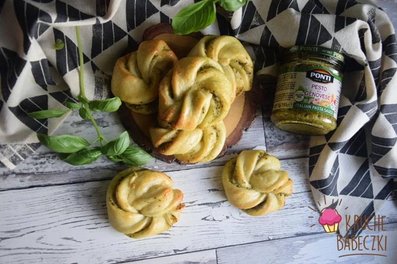BUŁECZKI Z PESTO Z BAZYLII