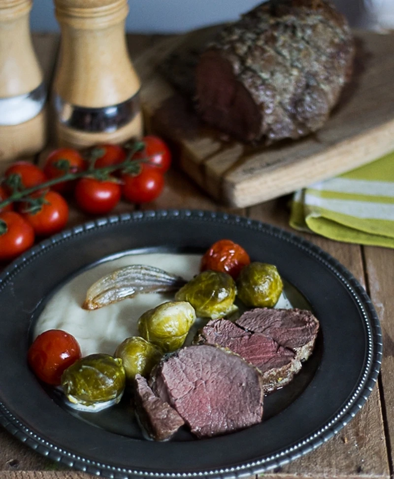 Pieczona polędwica wołowa z puree z topinamburu