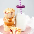 MUFFINKI Z TRUSKAWKAMI I TWAROGIEM POD KRUSZONKĄ