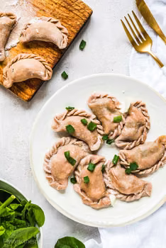 Pełnoziarniste pierogi ze szpinakiem i łososiem z serem korycińskim