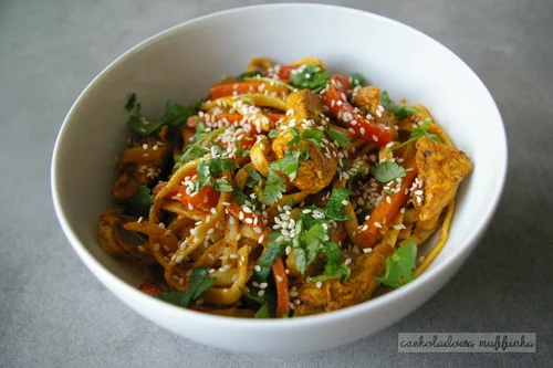 Makaron chow mein z kurczakiem i warzywami