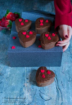 Ciastka Brownie z czekoladowym kremem z awokado (wegańskie serca)