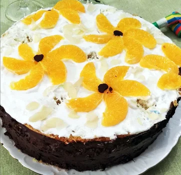 Tort owocowy z bitą śmietaną