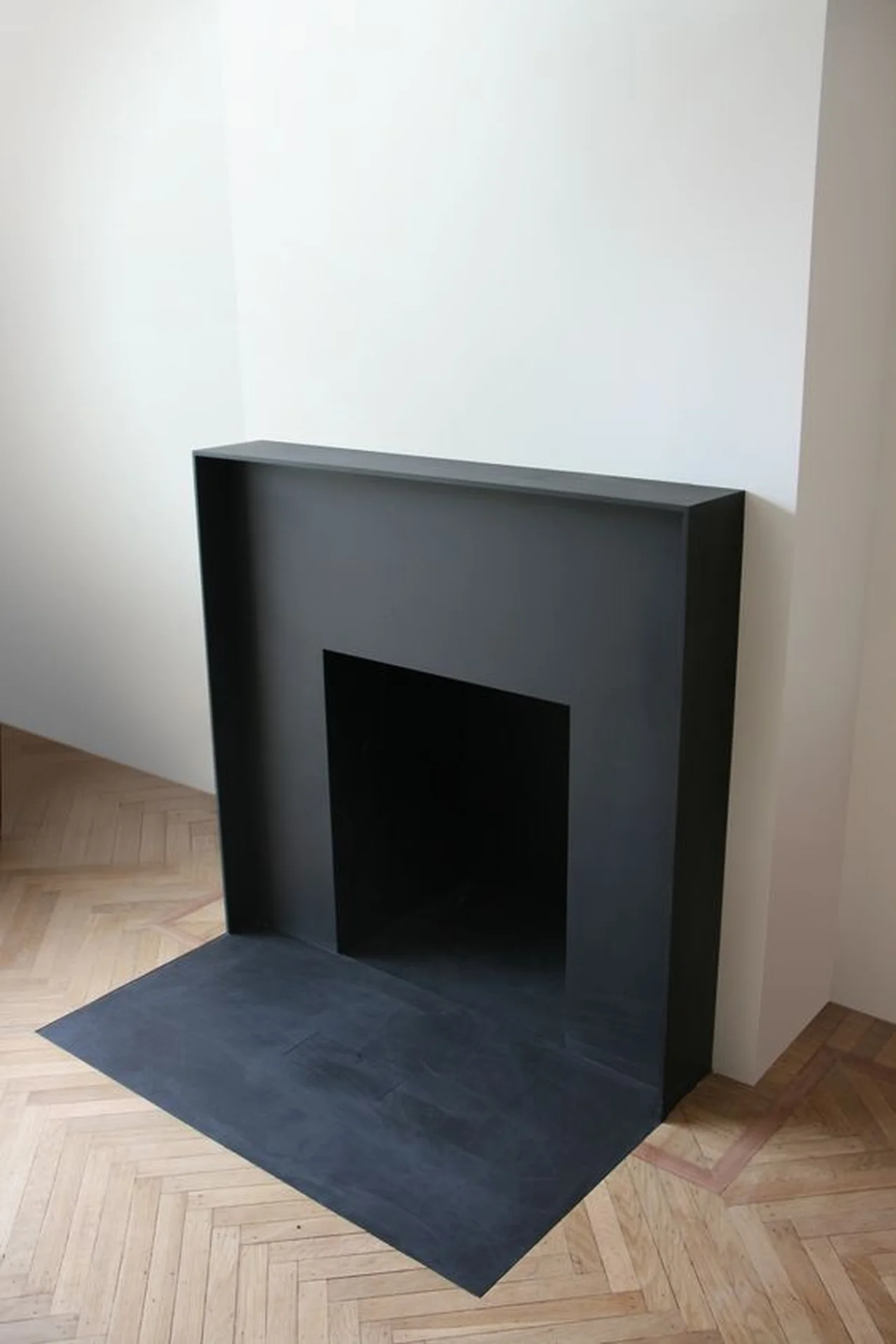 Czarny, minimalistyczny kominek