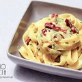 Makaron z suszonymi pomidorami, cebulą i czosnkiem