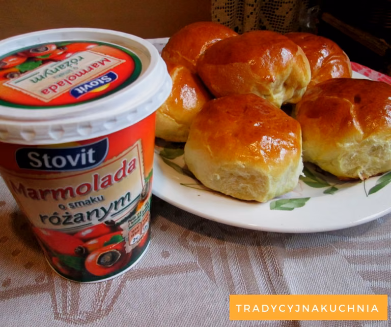 Domowe drożdżówki z różą
