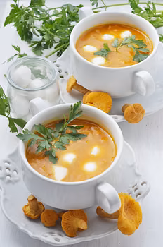 Zupa kurkowa z sokiem marchwiowym i serem mozzarella
