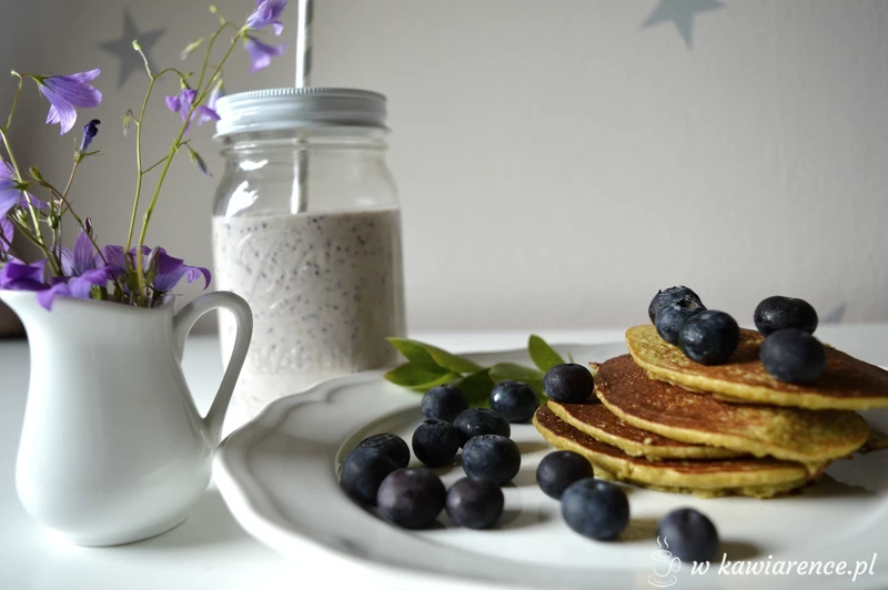 co jeść latem ? genialne i szybkie pancakes i koktajl jagodowy w wersji fit