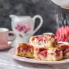 KUBECZKOWE CIASTO Z TRUSKAWKAMI I BIAŁĄ CZEKOLADĄ