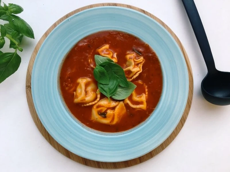 PIĄTEK: RAVIOLI W BŁYSKAWICZNYM KREMIE POMIDOROWYM