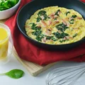 Omlet z boczkiem i szpinakiem