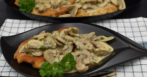 Kotlet panierowany w sosie pieczarkowym