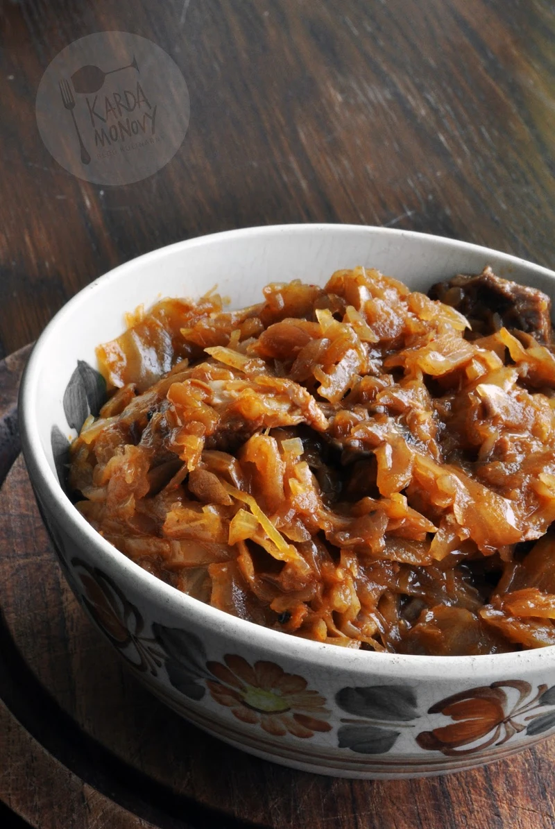 Pieczony bigos z wieprzowiną i powidłami