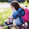 10 Znaków, że Twoje Dziecko Ukrywa Problem z Samooceną. Numer 6 Cię Zaskoczy!