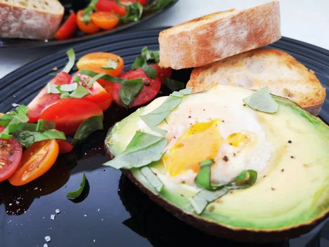 Idealne weekendowe śniadanie: jajka zapiekane w awokado