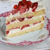 tort z bitą śmietaną , mascarpone i truskawkami