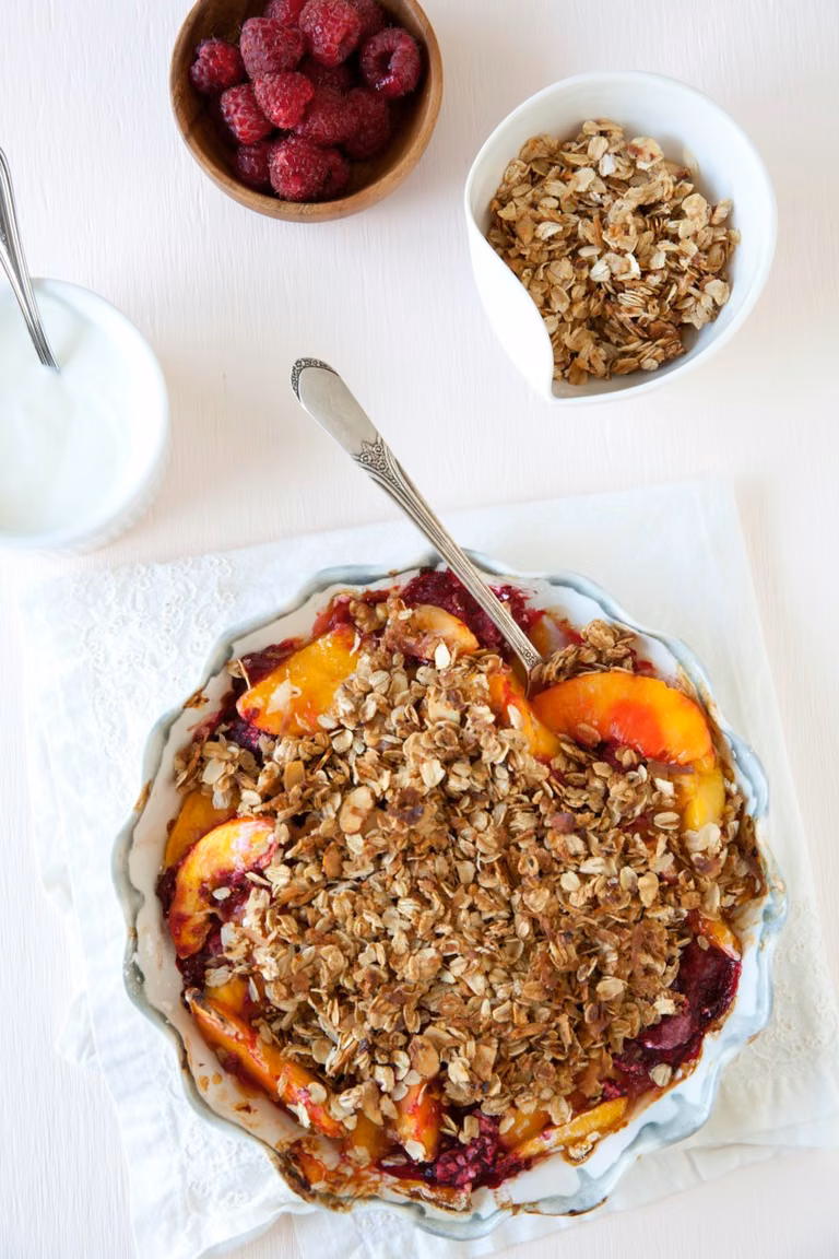 GRANOLA Z BRZOSKWINIAMI I MALINAMI