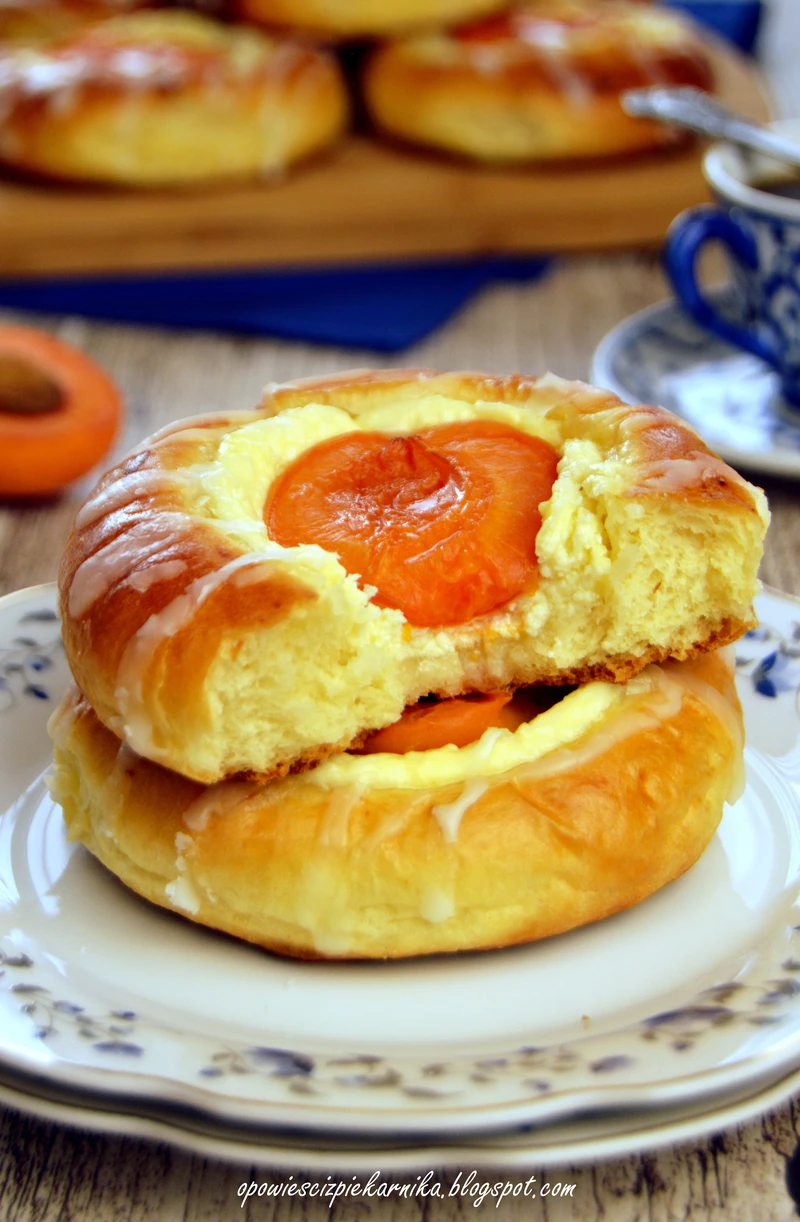 Drożdżówki z serem i morelami