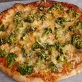 Pizza z kurczakiem i brokułem