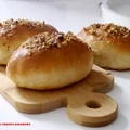 Domowe drożdówki ze śliwkami i różą