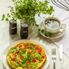 Frittata z pomidorkami koktajlowymi i rukolą