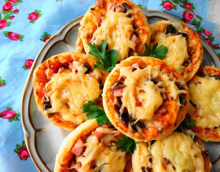 Zakręcone pizzerinki drożdżowe.