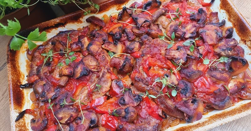 Karkówka pieczona z kiszoną kapustą i pieczarkami