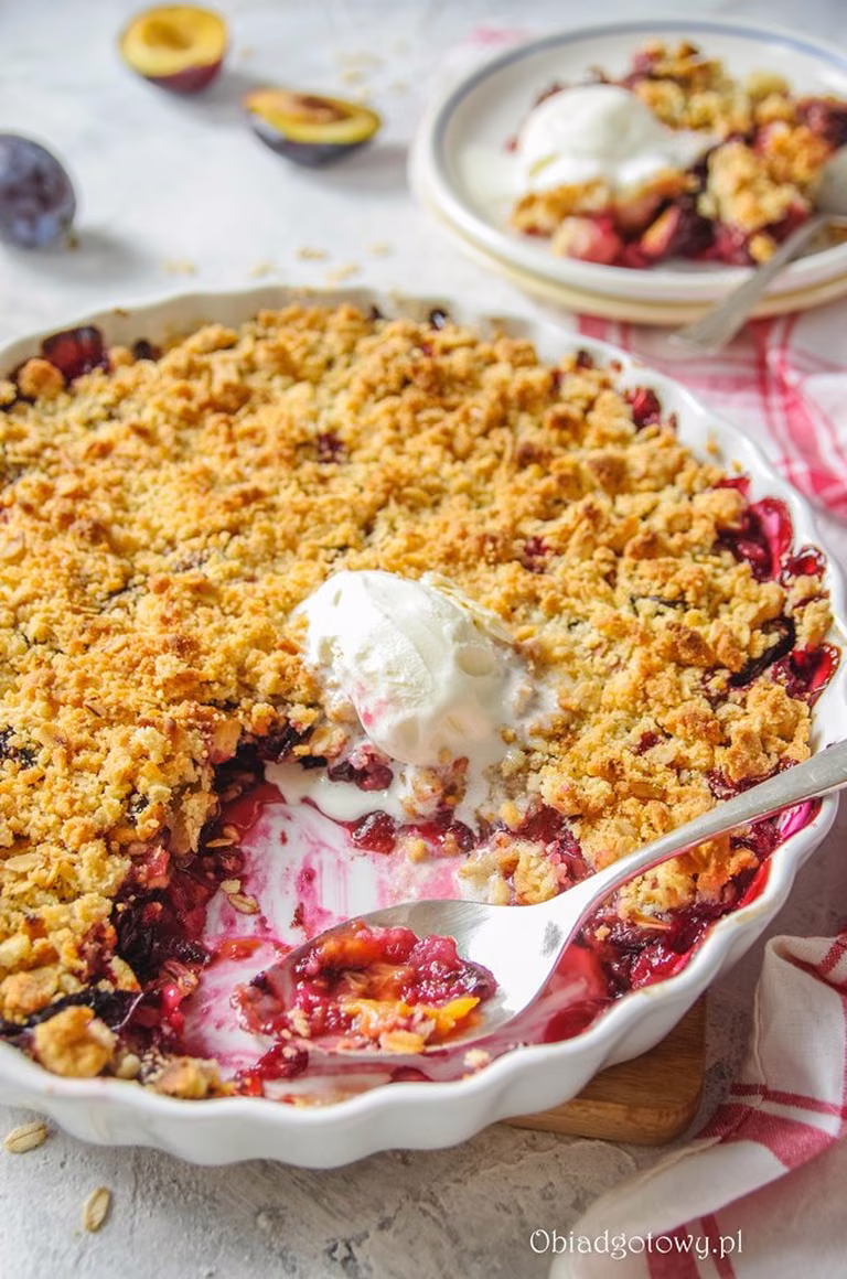 Owsiany crumble ze śliwkami