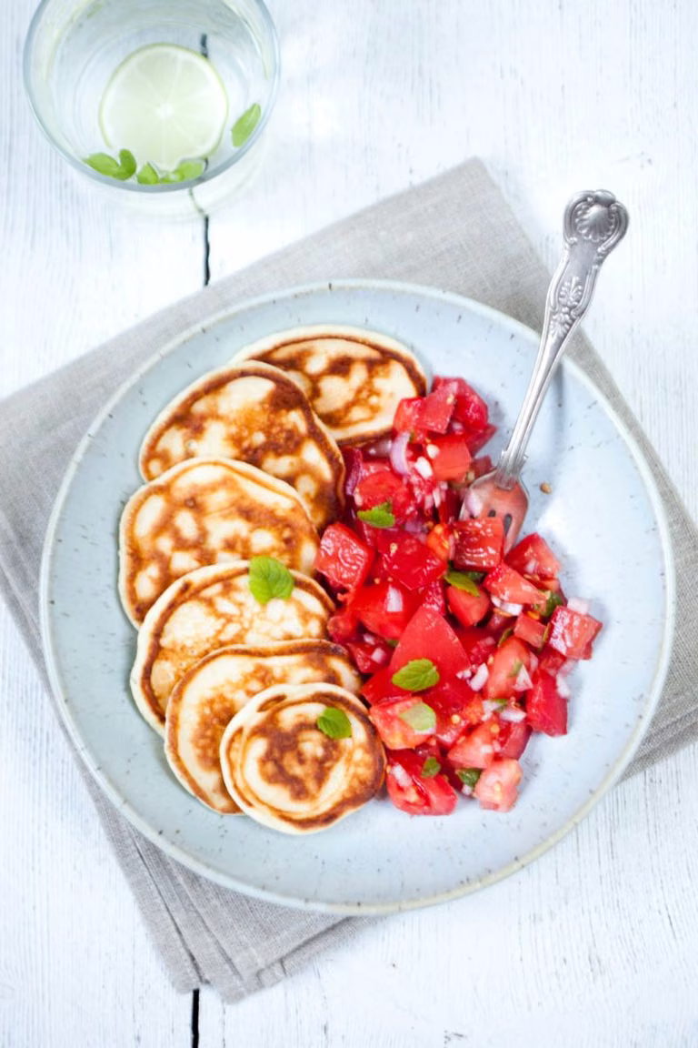 Placki z halloumi i miętą z dodatkiem pomidorowej sałatki
