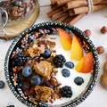 Domowa granola piernikowa z jogurtem i owocami