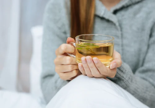 Herbatki ziołowe na wiosnę - co pić, żeby sobie nie zaszkodzić?