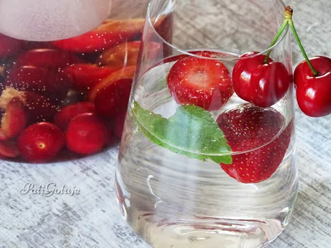Super orzeźwiająca woda z czerwonymi owocami
