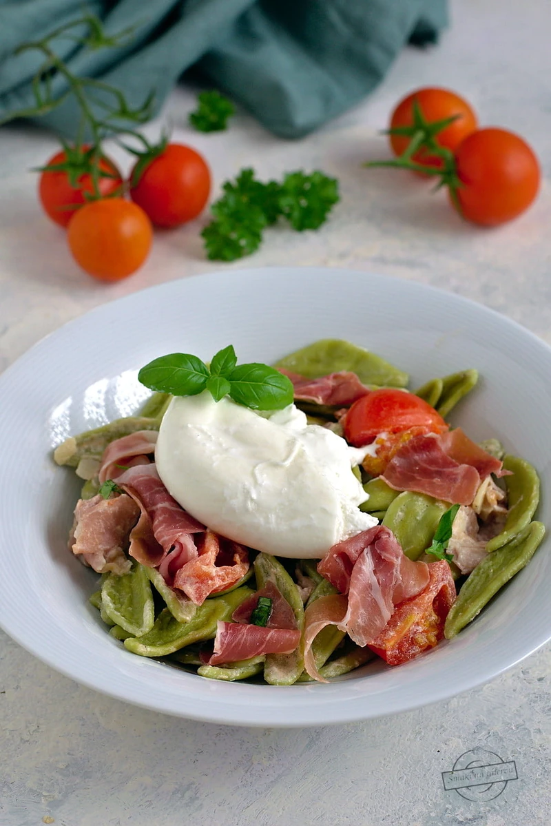 Makaron z burratą i prosciutto