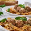Makaron z czerwonym pesto i klopsikami